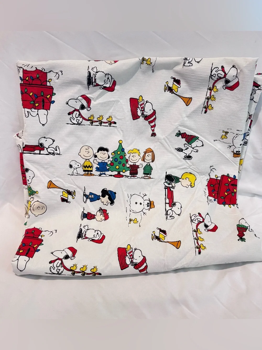Vintage Snoopy Charlie Brown Peanuts Vinyl Table Cloth Round 70”